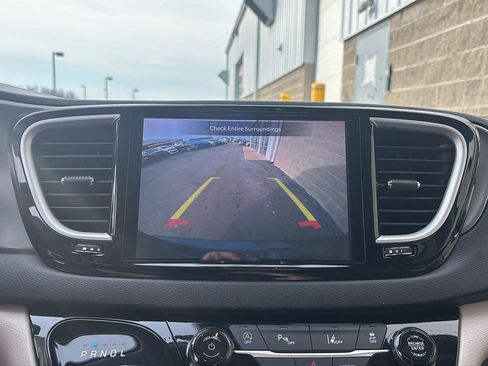 Used 2024 Chrysler Pacifica Touring-L image 15