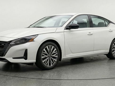 Used 2025 Nissan Altima 2.5 SV image 3