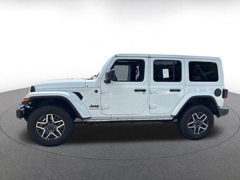 Used 2025 Jeep Wrangler Unlimited Sahara AWD/4WD image 4