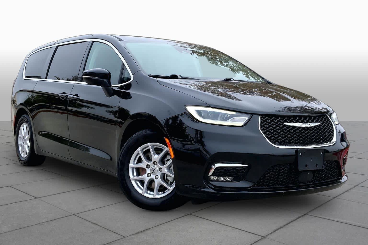 Used 2023 Chrysler Pacifica Touring-L FWD image 3