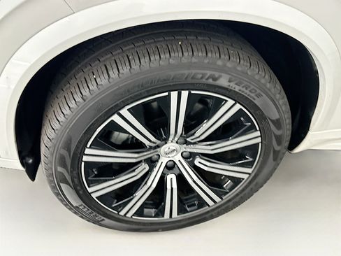 Used 2025 Volvo XC90 B5 Core image 11