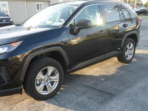 Used 2022 Toyota RAV4 LE image 2