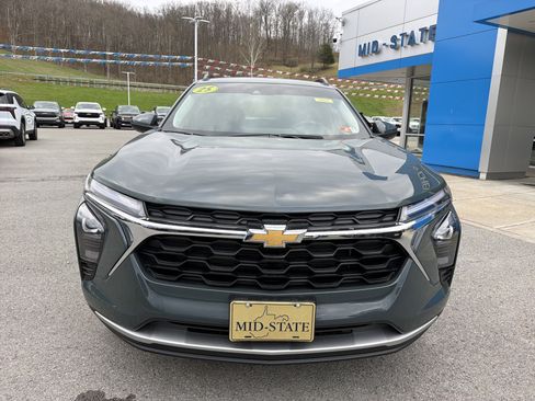 Used 2025 Chevrolet Trax LT w/ LT Convenience Package FWD image 11