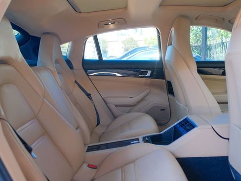 Used 2017 Porsche Panamera image 31