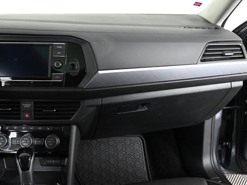 Certified 2023 Volkswagen Jetta SE w/ Panoramic Sunroof Package image 16