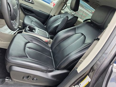 Used 2023 Chrysler Pacifica Touring-L FWD image 6