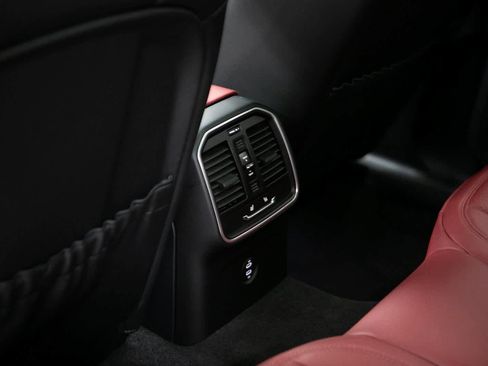 Certified 2025 Porsche Macan image 28