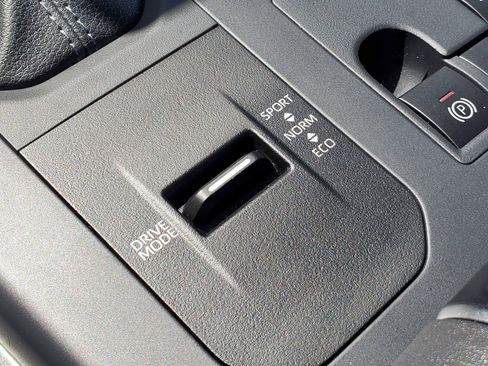 Used 2025 Toyota Highlander XLE image 33