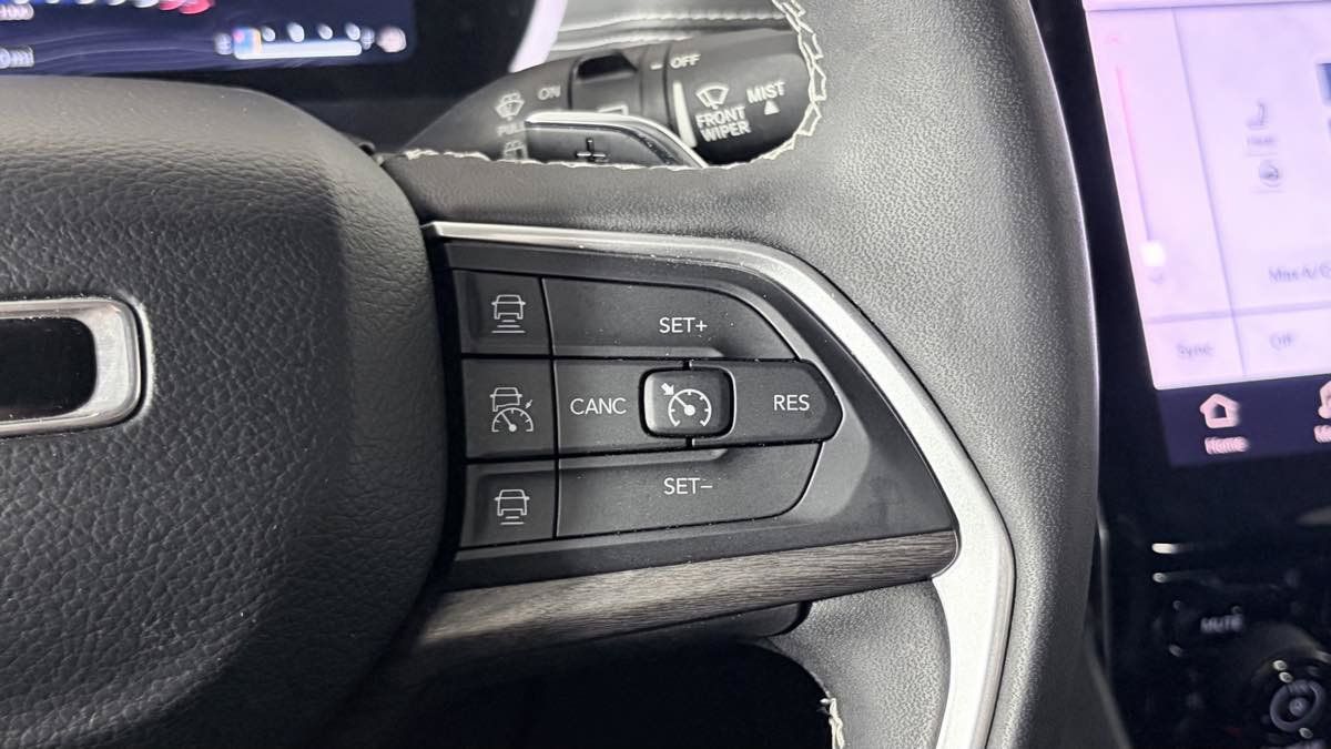 Used 2023 Jeep Grand Cherokee Limited AWD/4WD image 17