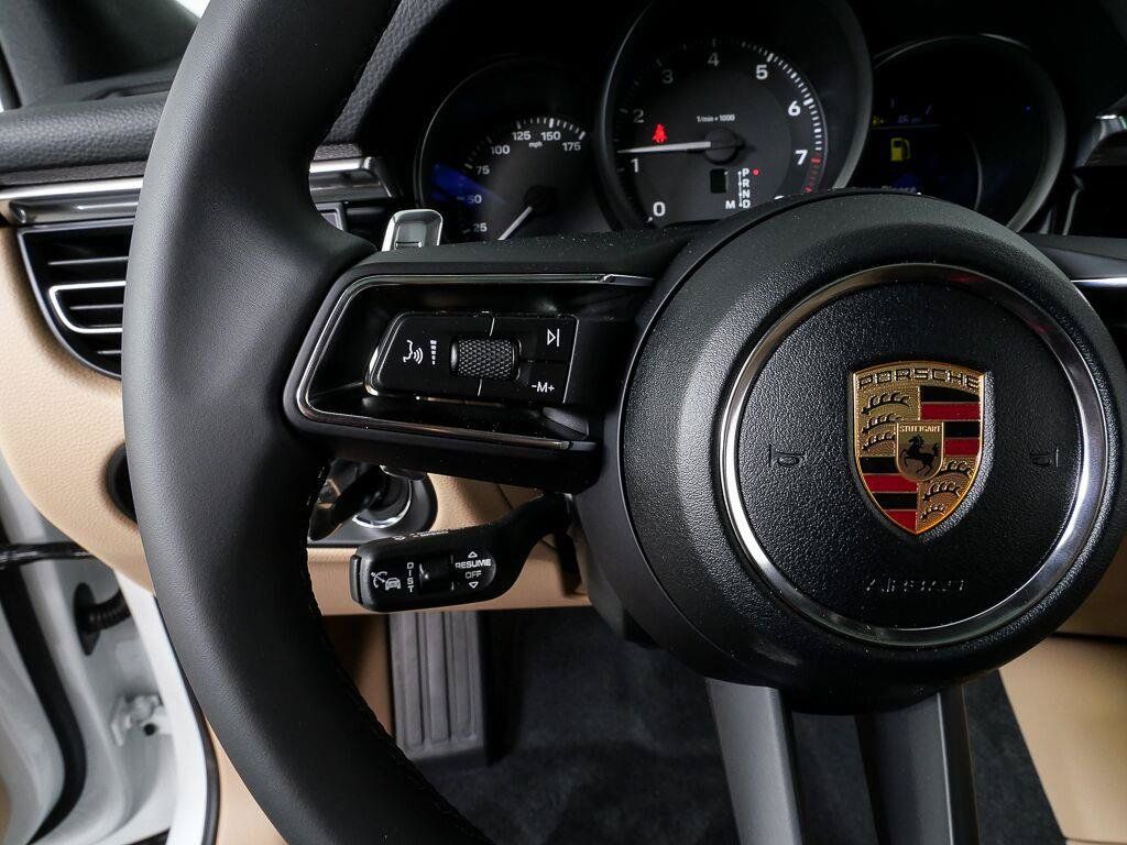 Certified 2026 Porsche Macan AWD/4WD image 10