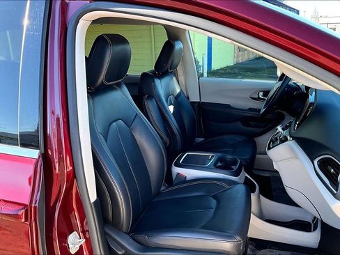 Used 2023 Chrysler Pacifica Touring-L FWD image 10