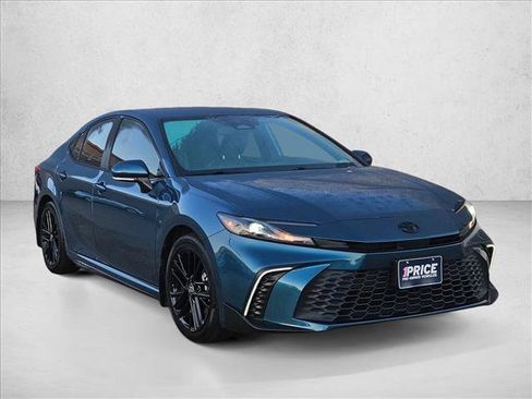Used 2025 Toyota Camry SE w/ Convenience Package FWD image 3