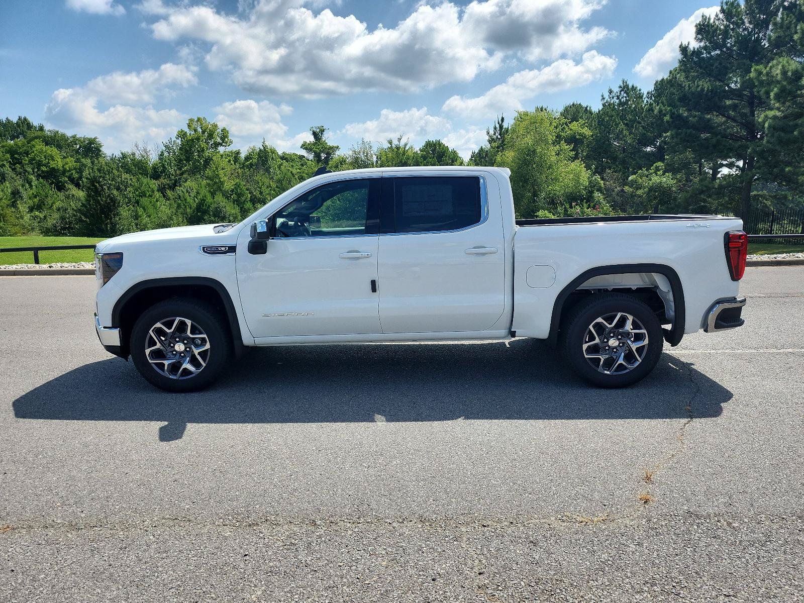 New 2026 GMC Sierra 1500 SLE AWD/4WD image 2
