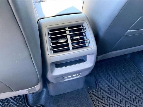 New 2026 Volkswagen Tiguan SE image 18