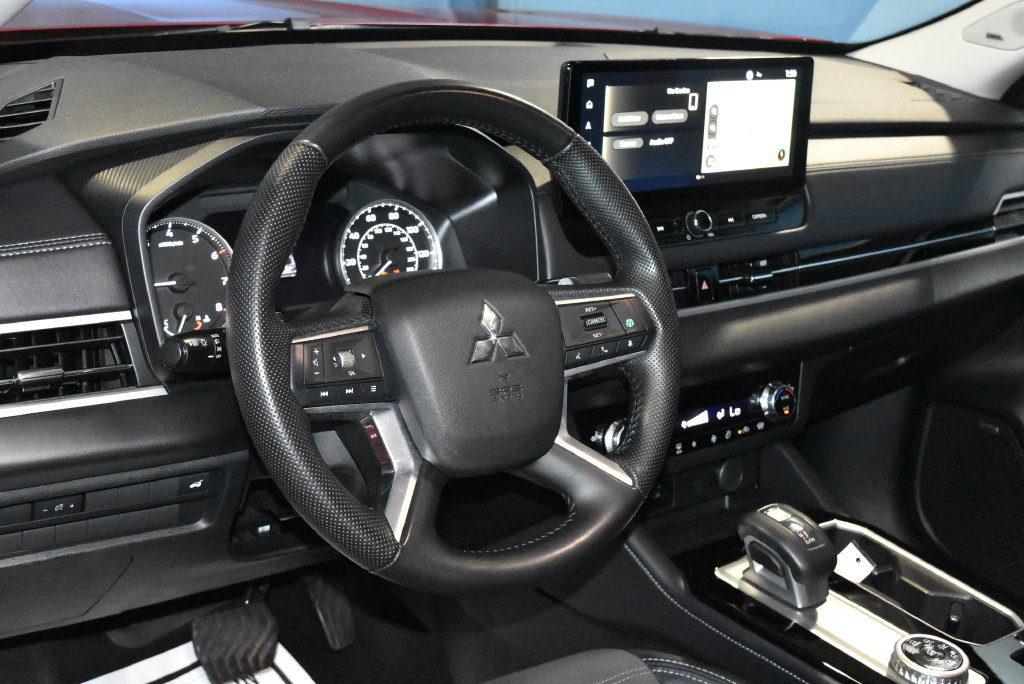 Used 2025 Mitsubishi Outlander SE AWD/4WD image 2
