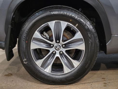 Used 2024 Toyota Highlander XLE image 17