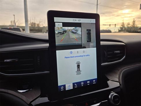 Used 2022 Ford Explorer Platinum w/ Technology Package image 15