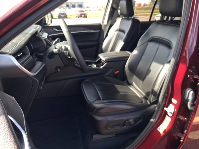 Used 2023 Jeep Grand Cherokee Limited w/ Luxury Tech Group II AWD/4WD image 13