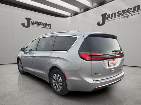 Used 2021 Chrysler Pacifica Touring-L FWD image 2