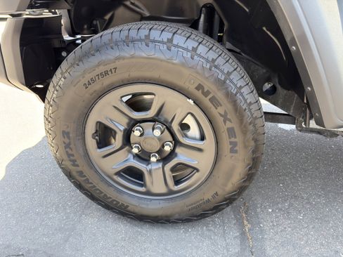 Used 2025 Jeep Wrangler Sport AWD/4WD image 30