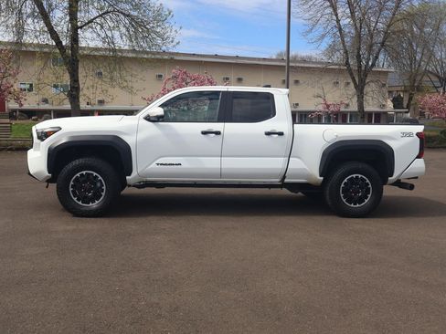 Used 2024 Toyota Tacoma TRD Off-Road w/ TRD Off Road Premium Package image 3