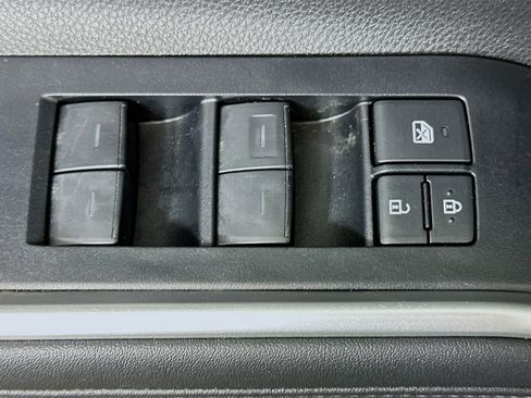 Used 2025 Toyota Highlander LE image 15