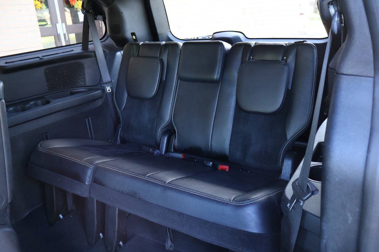 Used 2016 Dodge Grand Caravan SXT FWD image 16