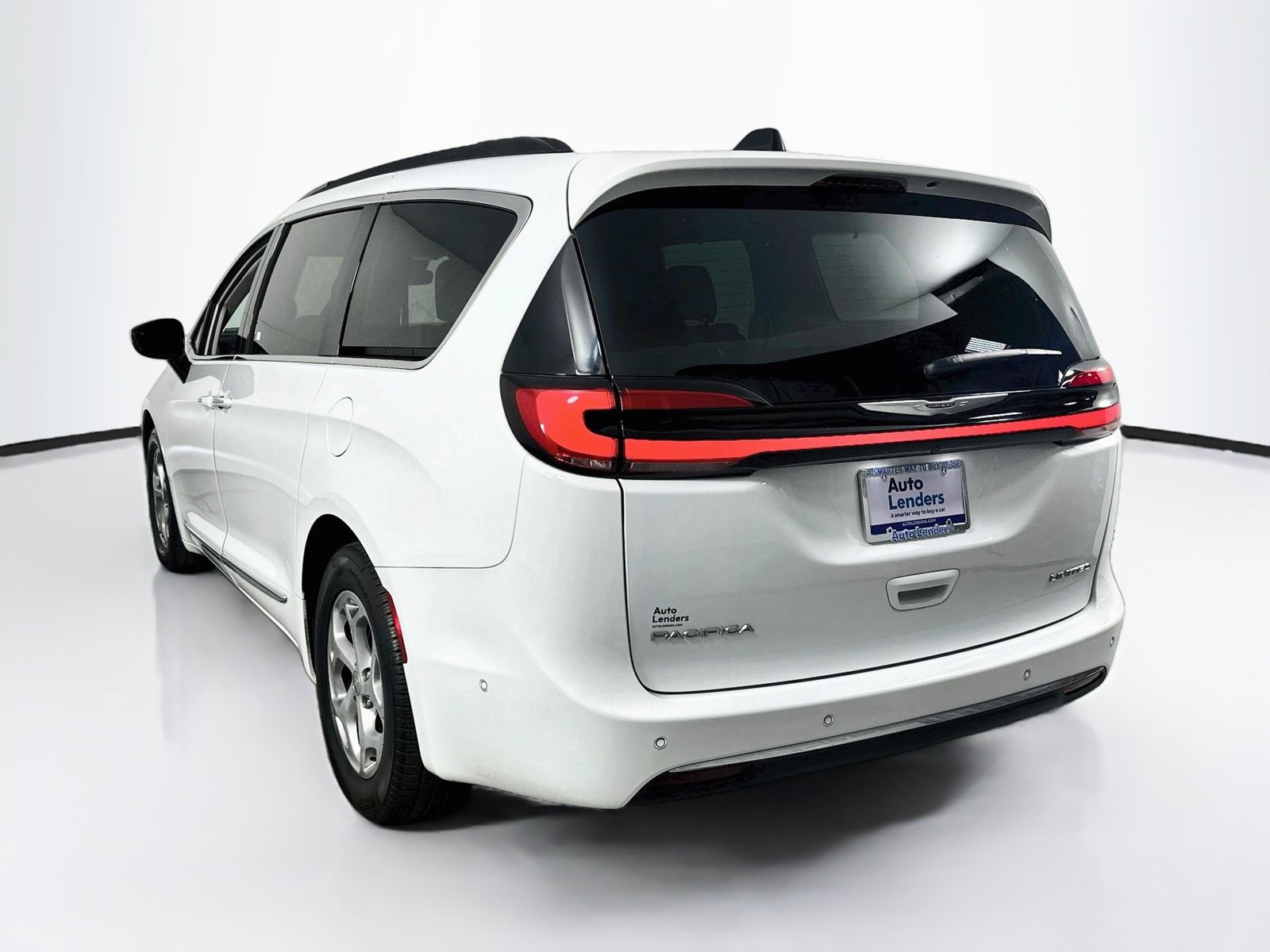 Used 2023 Chrysler Pacifica Limited w/ Uconnect Theater Family Group FWD image 7
