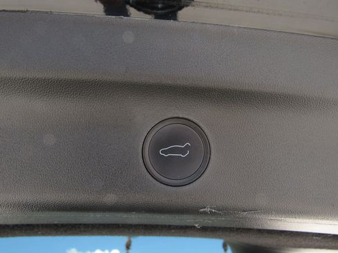 Used 2021 Tesla Model Y Long Range AWD/4WD image 10