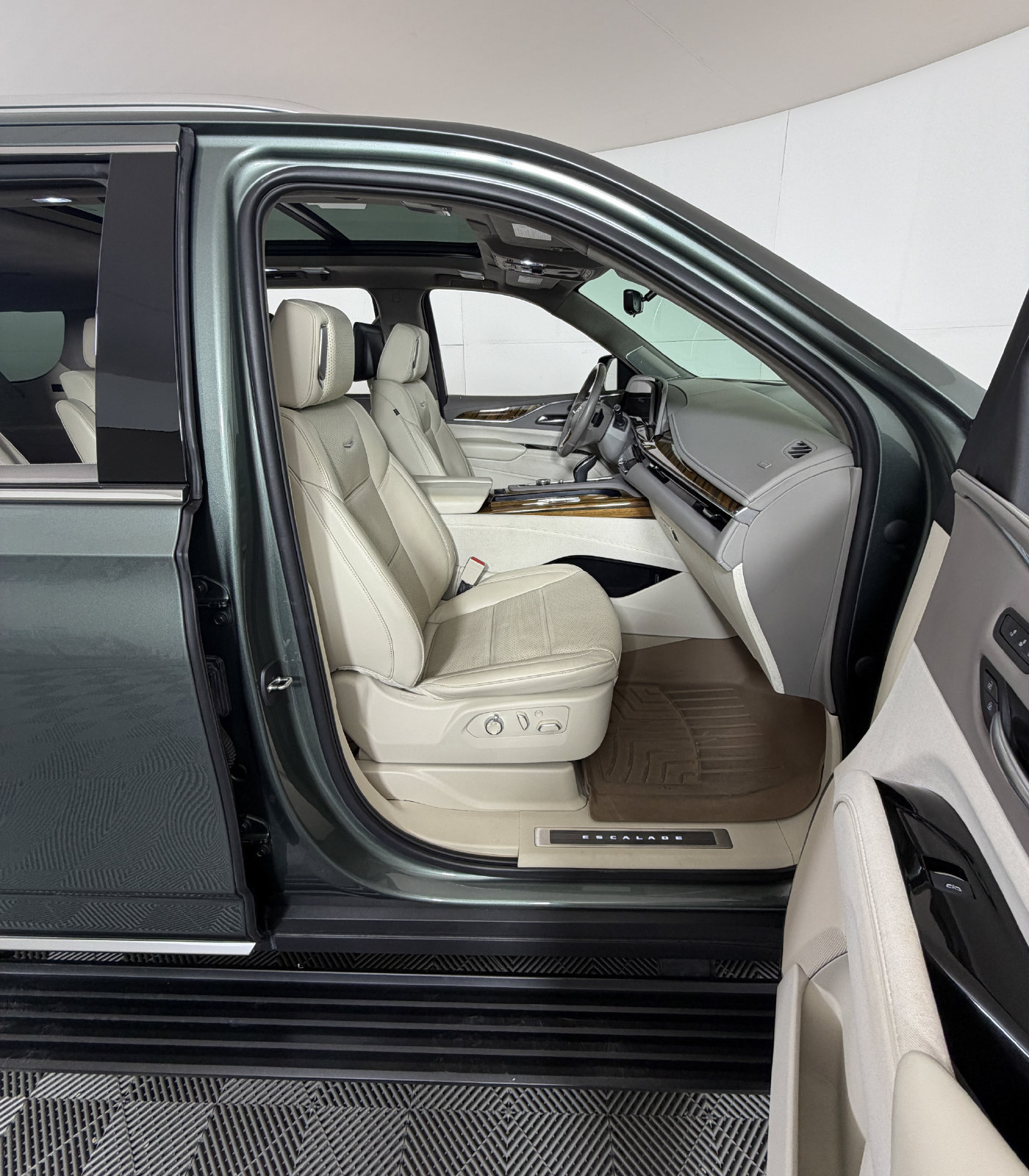 Used 2023 Cadillac Escalade ESV Premium Luxury Platinum AWD/4WD image 5