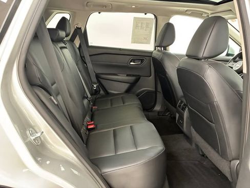 Used 2024 Nissan Rogue SV w/ SV Premium Package AWD/4WD image 16
