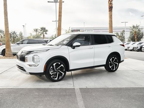 Used 2024 Mitsubishi Outlander SE image 4