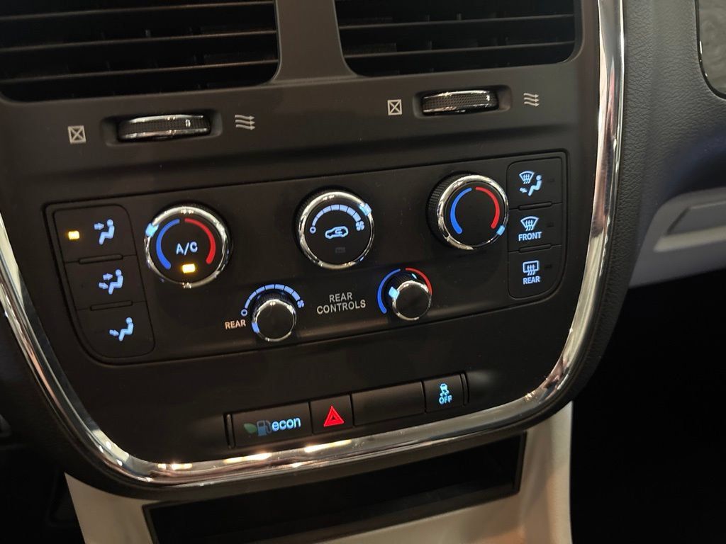 Used 2015 Dodge Grand Caravan SXT w/ UConnect Hands-Free Group FWD image 12