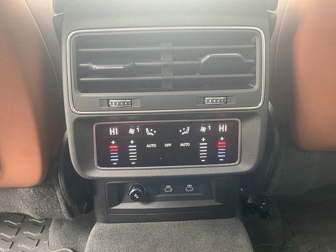 Used 2022 Audi Q8 Premium Plus w/ Premium Plus Package image 12