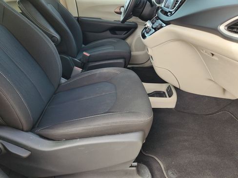 Used 2023 Chrysler Voyager LX image 10