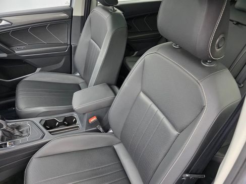 Used 2023 Volkswagen Tiguan SE w/ Panoramic Sunroof Package FWD image 11