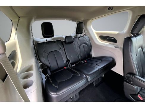 Used 2024 Chrysler Pacifica Touring-L FWD image 37