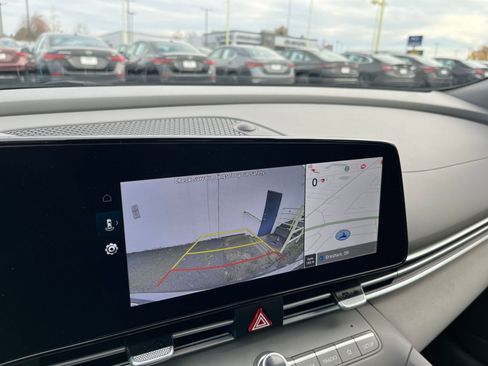 Used 2025 Hyundai Elantra SEL image 17