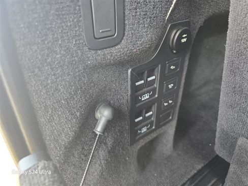 Used 2017 Land Rover Discovery HSE image 16