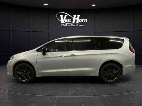 New 2026 Chrysler Pacifica Limited w/ S Appearance Package AWD/4WD image 13