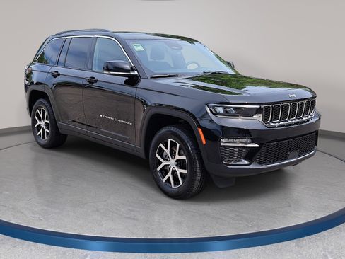 New 2025 Jeep Grand Cherokee Limited w/ Trailer Tow Package RWD image 3