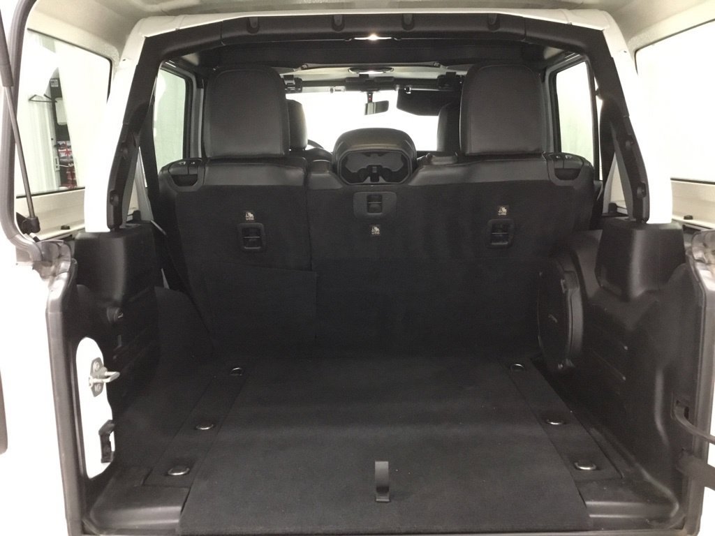 Used 2018 Jeep Wrangler Unlimited Sahara AWD/4WD image 35