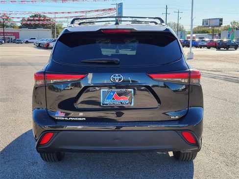 Used 2023 Toyota Highlander XLE image 6