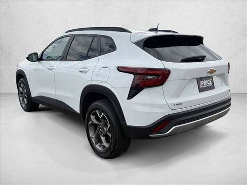 Used 2025 Chevrolet Trax LT FWD image 8