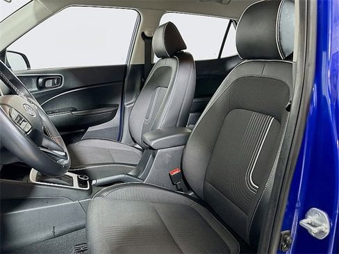 Used 2023 Hyundai Venue Limited image 11