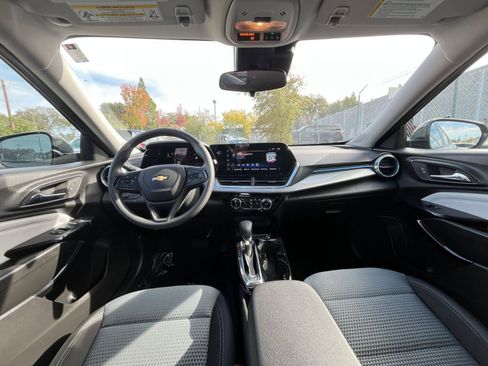 Used 2025 Chevrolet Trax LT image 31