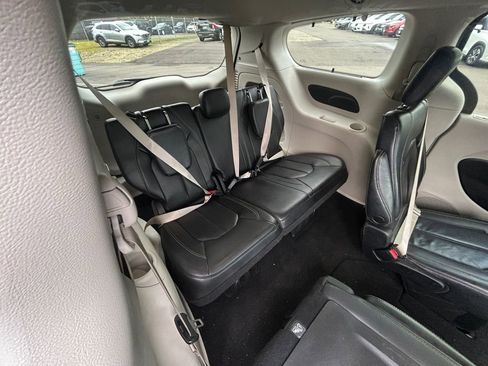 Used 2022 Chrysler Pacifica Touring-L image 35