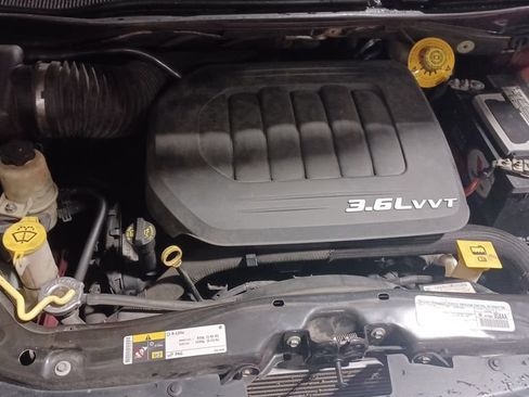 Used 2014 Chrysler Town & Country Touring-L image 9