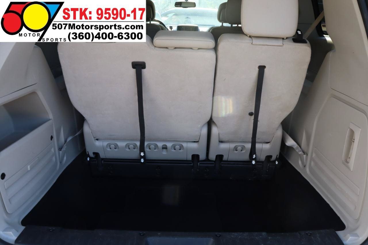 Used 2013 Chrysler Town & Country Touring FWD image 16