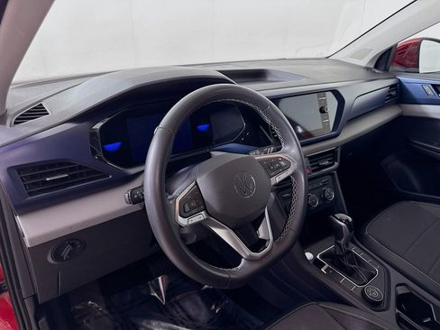 Certified 2022 Volkswagen Taos SE image 4